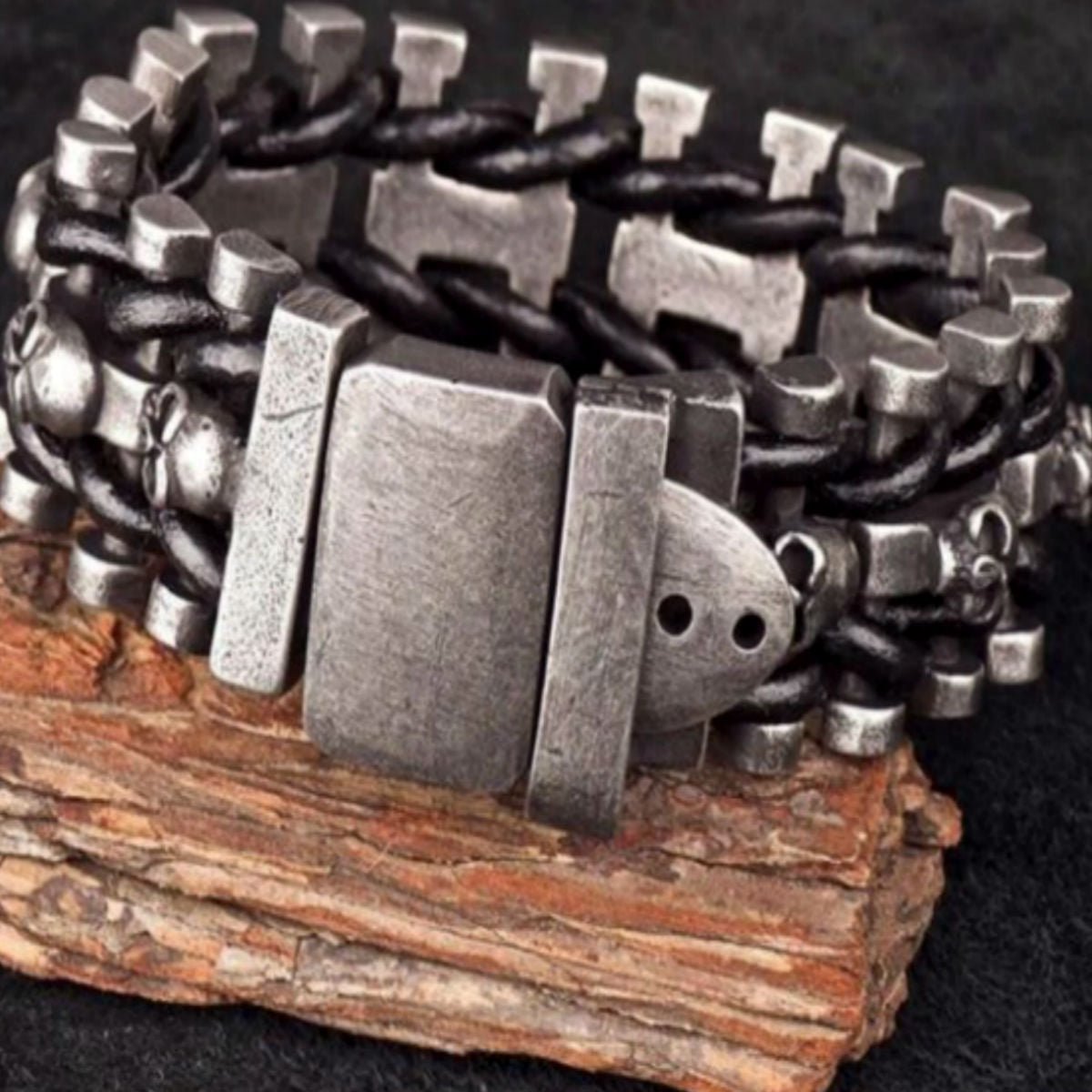 (🔥HOT SALE NOW 49% OFF) - Skeleton Chain Buckle Bracelet